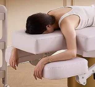 Положення голови та рук на підголівнику масажного столу Royal spa.