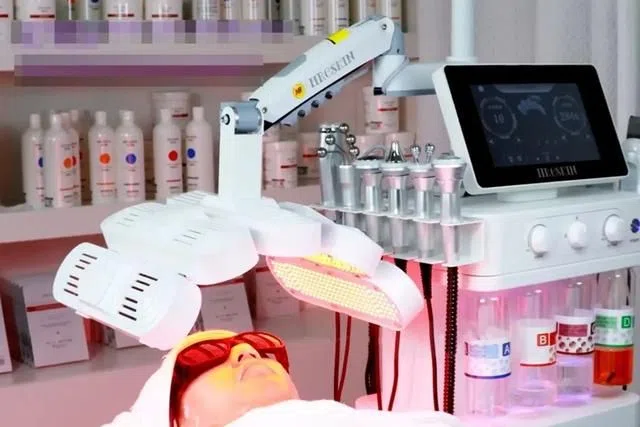 Демонстрація LED-модуля Hydra Dermabrasion 12 в 1 під час процедури для обличчя.