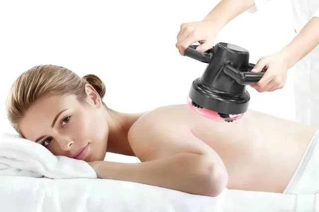Демонстрація роботи великою маніпулою 360° Body Slimming System на спині.